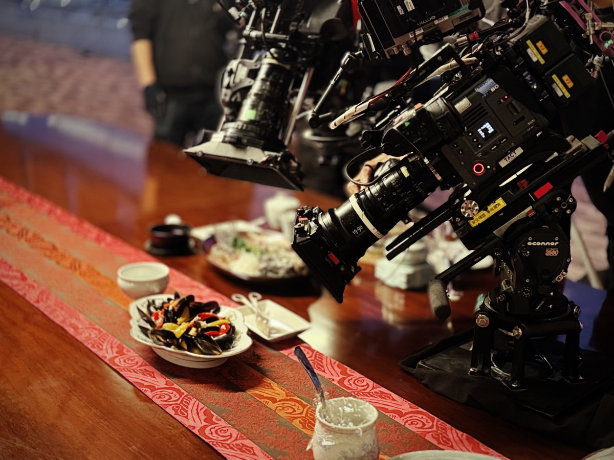 TBS_VIVANT's tweet photo. 🔴#VIVANTep14 裏話⚫️

エルサレムで
野崎と樊が密会する時の料理は
フードコーディネーターとして
"日本一忙しい"と噂のはらゆうこさんに
作っていただきました👏

美味しく見せるために何度も
リテイクして撮影🎥🐟🦞

#VIVANT 15話は明日放送📺✨ https://t.co/WMhSXUZRJs