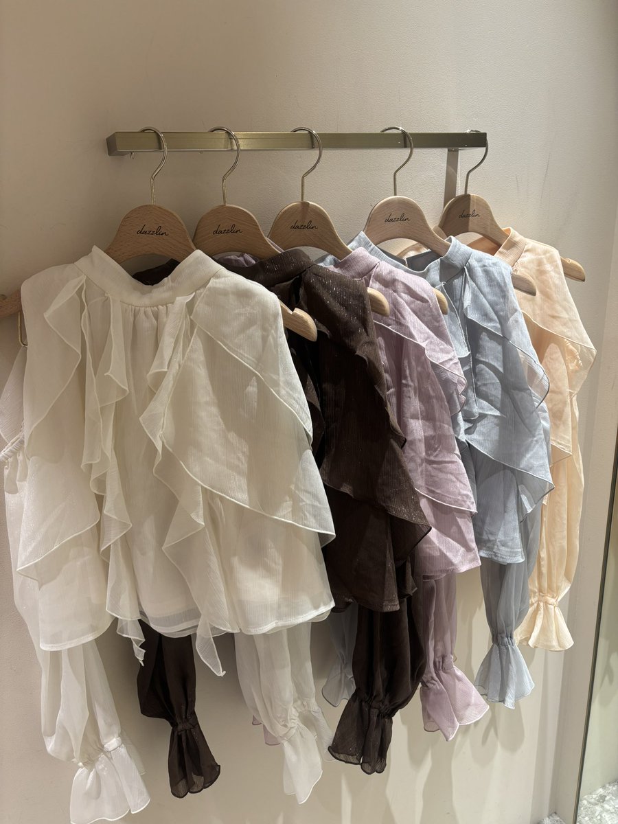 dazzlin_umeda's tweet photo. 大人気トップス復活✨️＞ ̫＜ ♡
👚 #オープンショルダーバルーントップス 
👖 #サイドレースデニムパンツ 

春大人気だったトップスに新色が加わりました🧸🏷
全色揃えております♡
 ぜひ店頭でご覧くださいませ✨️

 #dazzlin
 #梅田エスト https://t.co/QuPmaCjpz0