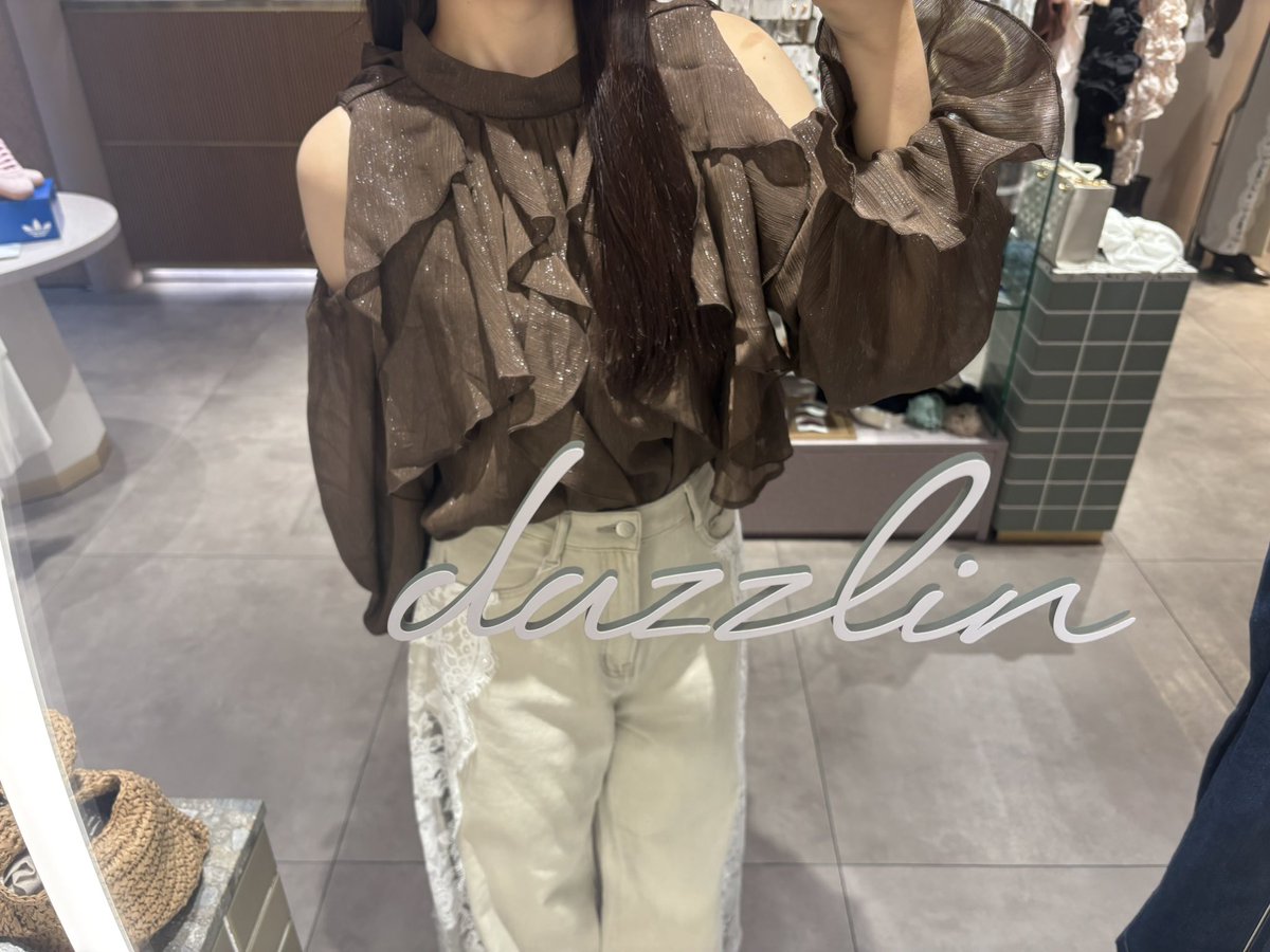dazzlin_umeda's tweet photo. 大人気トップス復活✨️＞ ̫＜ ♡
👚 #オープンショルダーバルーントップス 
👖 #サイドレースデニムパンツ 

春大人気だったトップスに新色が加わりました🧸🏷
全色揃えております♡
 ぜひ店頭でご覧くださいませ✨️

 #dazzlin
 #梅田エスト https://t.co/QuPmaCjpz0