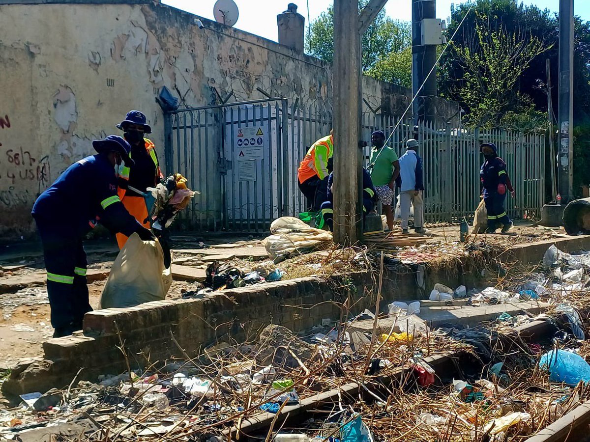 GDCoGTA's tweet photo. [IN PICTURES] : Today, the #G13Friday is stationed at the PRASA Railway Station in Doornfontein, where teams are hard at work cleaning the area and improving the environment. #SpanaMaspala #CBDRevitalisation #GrowingGautengTogether https://t.co/26Dz285dIX