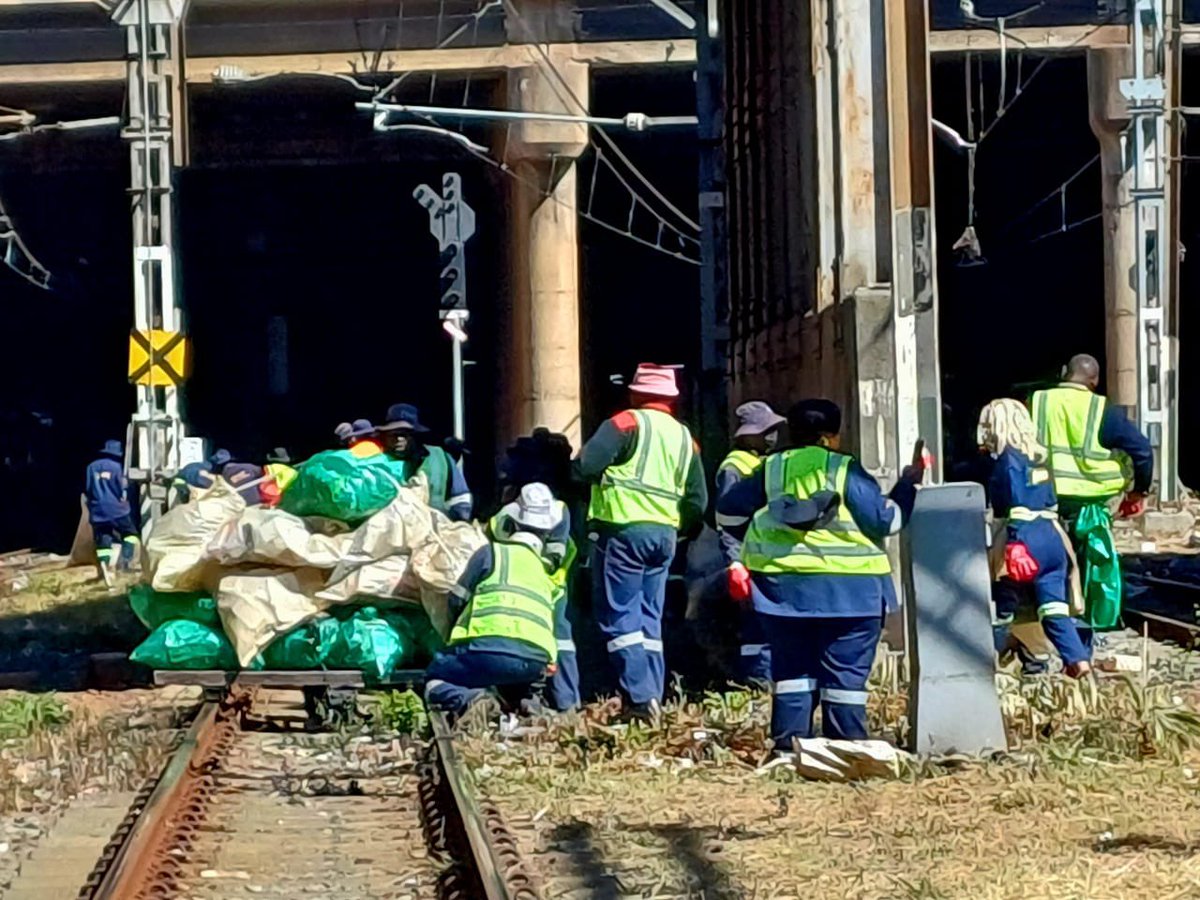 GDCoGTA's tweet photo. [IN PICTURES] : Today, the #G13Friday is stationed at the PRASA Railway Station in Doornfontein, where teams are hard at work cleaning the area and improving the environment. #SpanaMaspala #CBDRevitalisation #GrowingGautengTogether https://t.co/26Dz285dIX