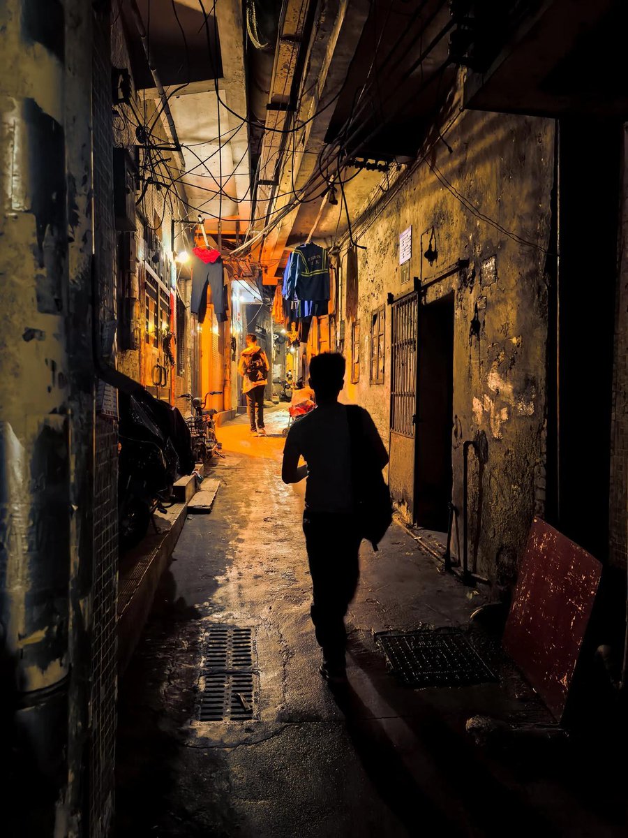 wharlin10's tweet photo. Just caught this sun-dappled urban alley moment—old walls, quiet hum, and that random glow only city streets can serve. https://t.co/QlO7nZw5M9