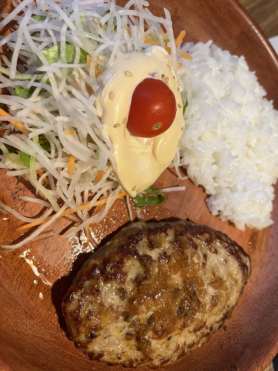 yukinekoFEH's tweet photo. 写真貼っていきます😊　ポテトフライとシュリンプです。海老がソースかかってて特に美味いのです。
ハンバーグ、カレーチーズハンバーグ、味噌汁を頼みました＋デザートも。味噌汁はネットの評判が良いので注文＾＾
ハンバーグうめー😋　にくにくー🥩味噌汁もハンバーグと合います　#びっくりドンキー https://t.co/3jdzG5ziyg