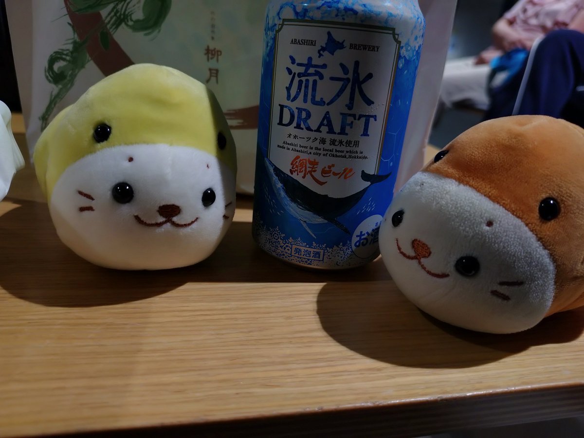 Zyoniy1224's tweet photo. 飛行機乗る前に飲んじゃう https://t.co/gPAu3GmFCX