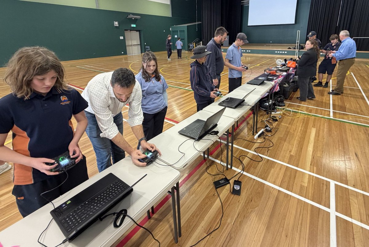 AUADRT's tweet photo. A huge #NationalScienceWeek #NSWk for the @DefenceAust #DroneRacing team pilots! A real pleasure for #JohnnyG and #JustInTime to demo at #Jerrabomberra High School!
#SendIt!
@AusAirForce @AAUS_Live @SEAC_ADF @ChiefAusArmy @OleksandraUNSW @CAF_Australia @WOFFAF https://t.co/oujEw4KAvz