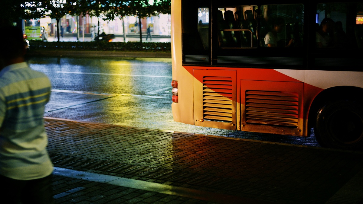 WisalKh21384113's tweet photo. Chasing small city light moments  Bus stop glow + passing raindrops = perfect random street vibe. https://t.co/d0PFbPaMPc