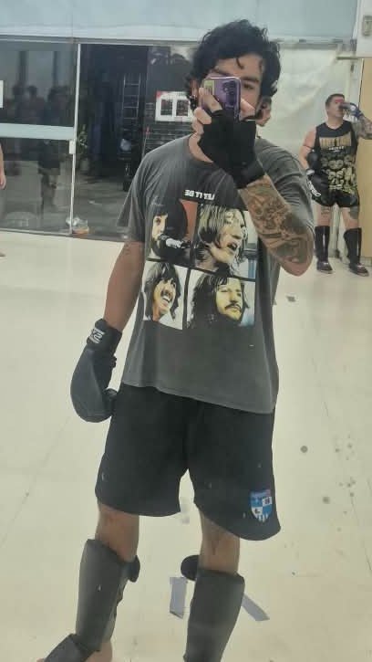miroqmiro's tweet photo. ontem fiz meu primeiro sparring de verdade no muay thai
papo de trocação sincera
 jab direto cruzado chute alto defende vrau
na hora zero dor
hoje acordei cheio de roxo dolorido mancando https://t.co/xzz3wuHh7K
