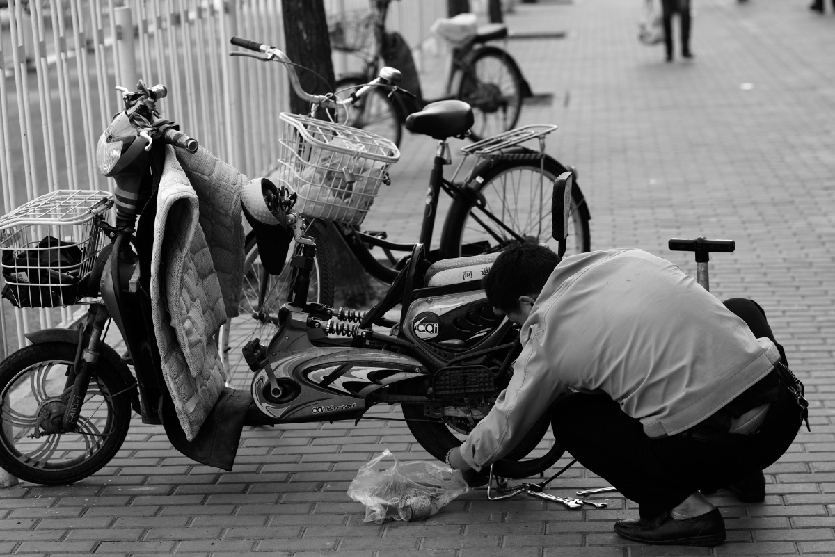 HaelGray's tweet photo. A stranger stopped to help me fix my broken bike in the rain today, no questions asked. Small acts make the world so warm! https://t.co/AnOpgwiksv