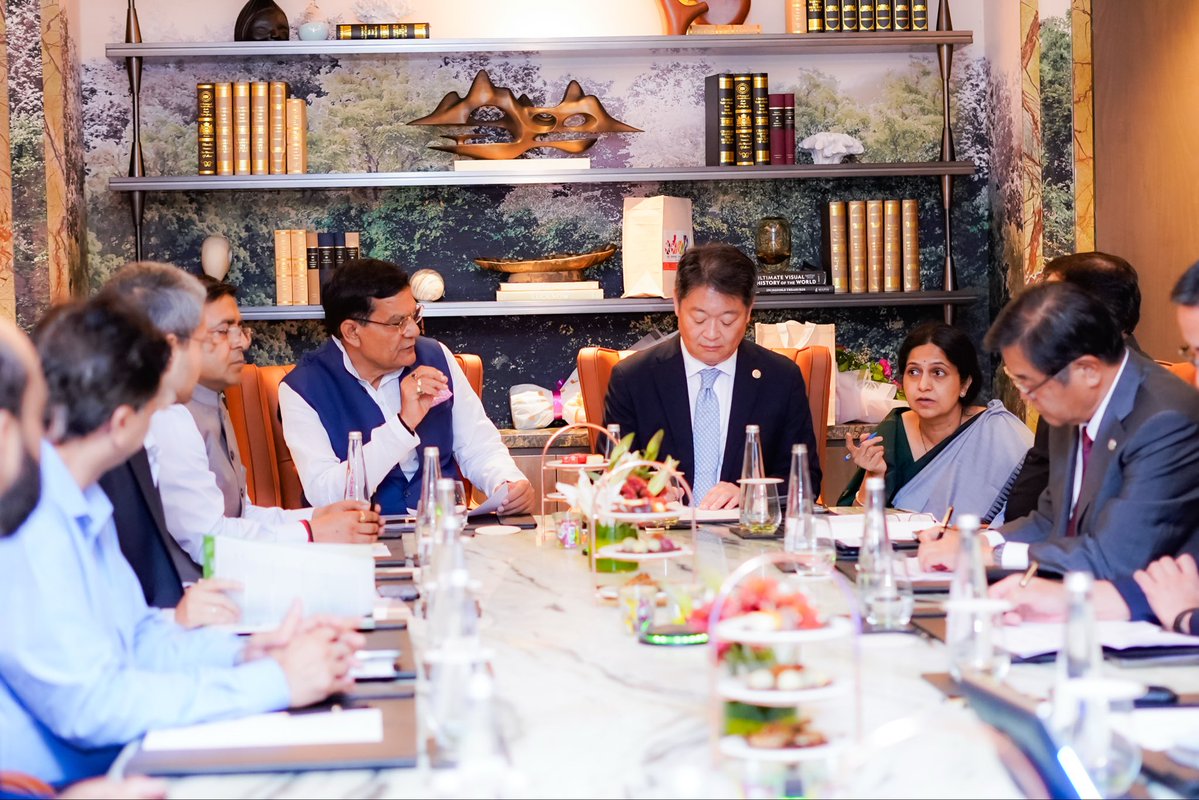aksharmaBharat's tweet photo. उत्तर प्रदेश-जापान निवेश सम्मेलन-2026 में आज लखनऊ में आयोजित बैठक में हरित हाइड्रोजन (Green Hydrogen) के उत्पादन में अत्याधुनिक तकनीकों के प्रयोग से उत्तर प्रदेश को अग्रणी बनाने सहित अन्य कई संभावनाओं पर यामानाशी प्रांत के माननीय गवर्नर एवं वाईस गवर्नर की गरिमामयी उपस्थिति में उच्चस्तरीय प्रतिनिधिमण्डल के साथ विस्तार पूर्वक चर्चा हुई एवं कई महत्वपूर्ण निर्णय लिए गए।

इस बैठक में अतिरिक्त ऊर्जा विभाग एवं इन्वेस्ट यूपी के उच्च अधिकारियों सहित IIT कानपुर के प्रतिनिधिमंडल उपस्थित रहे।

@narendramodi @myogiadityanath @AmitShah @NitinNabin @mppchaudhary @idharampalsingh 
@FollowCII @IndiaESA @yamanashipref @kotaro_nagasaki  @phdchamber @ASSOCHAM4India @investindia @nasscom @ficci_india @_investUP
@JapanAmbIndia 
#IndiaJapan2026 #UPJapanInvestmentMeet2026 #InvestUP #UPNEDA #UttarPradesh #Japan #Investment #UrbanDevelopment