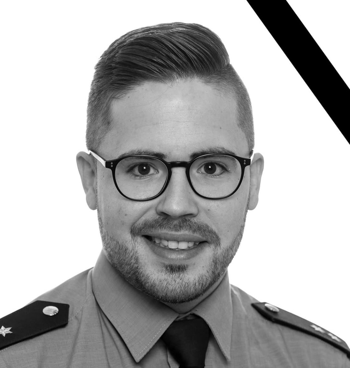 __Pippilotta__'s tweet photo. Heute am 21.08.2026, ist es 1 Jahr her, dass der Polizist #SimonBohr, 34 J, von der @PolizeiSaarland im Einsatz in #Voelklingen toedlich verletzt wurde.
#RIP #SimonB 👮🕯️😢
In Gedanken bei ihm, seiner Familie + den ehemaligen Kollegen 🙏
#einervonuns #unvergessen
Pic: @DPolGHH https://t.co/vGLvb2cGRH