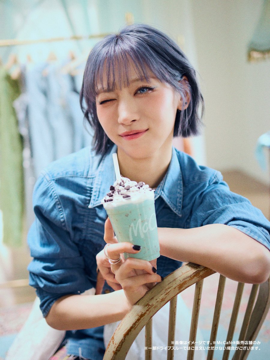 McDonaldsJapan's tweet photo. チョコミントがお似合いのJISOOさん。 https://t.co/QNS4ee65jL