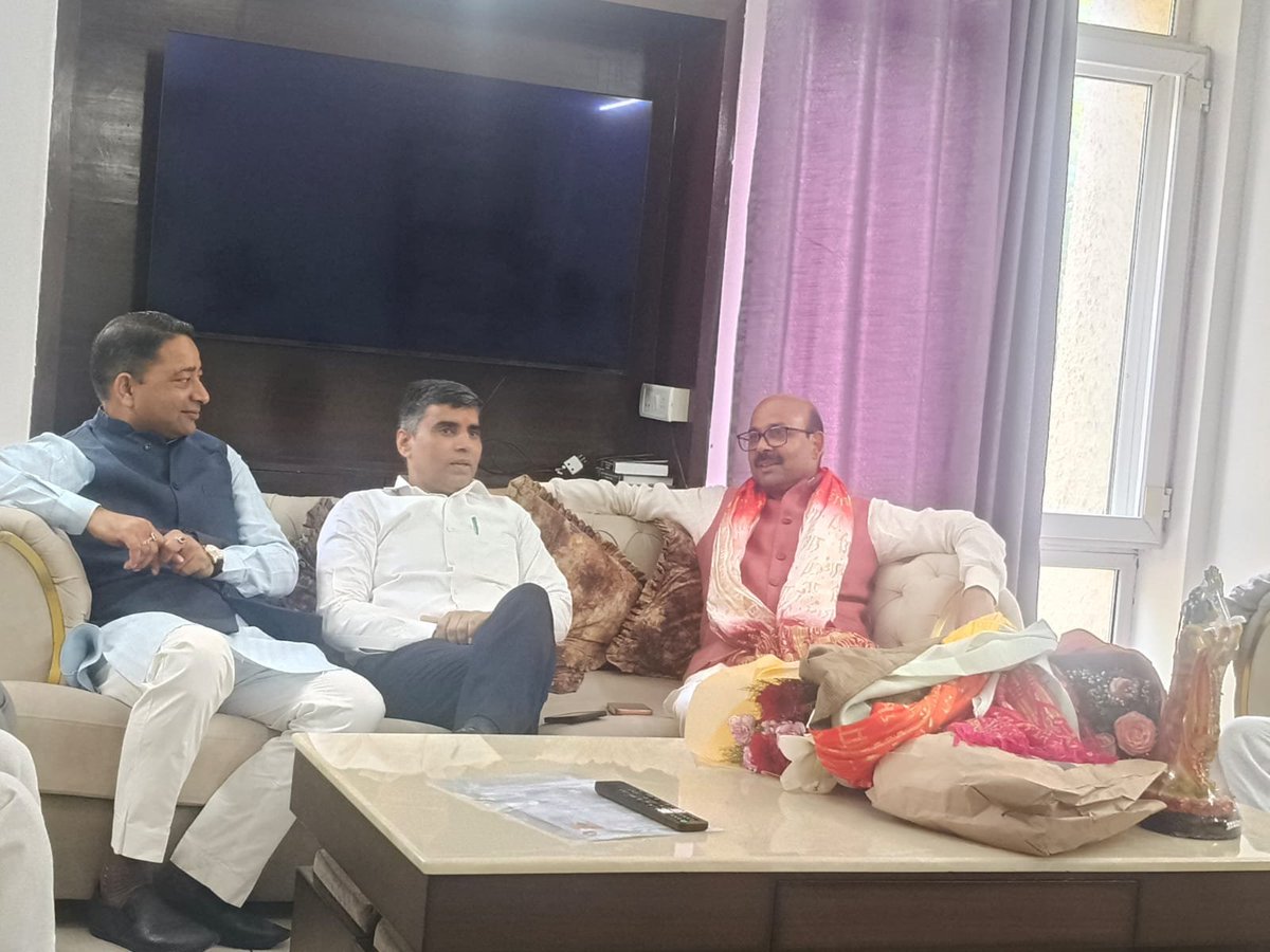 MAHIPALDHANDA1's tweet photo. बीजेपी के राष्ट्रीय महामंत्री नियुक्त होने पर आदरणीय श्री हरीश द्विवेदी जी से आत्मीय भेंट कर उन्हें हार्दिक बधाई एवं शुभकामनाएं प्रेषित कीं।
आपका संगठन के प्रति समर्पण,अनुभव एवं नेतृत्व क्षमता निश्चित रूप से भाजपा को नई ऊंचाइयों तक ले जाने में महत्वपूर्ण भूमिका निभाएगी। https://t.co/XZeSyDuBGM