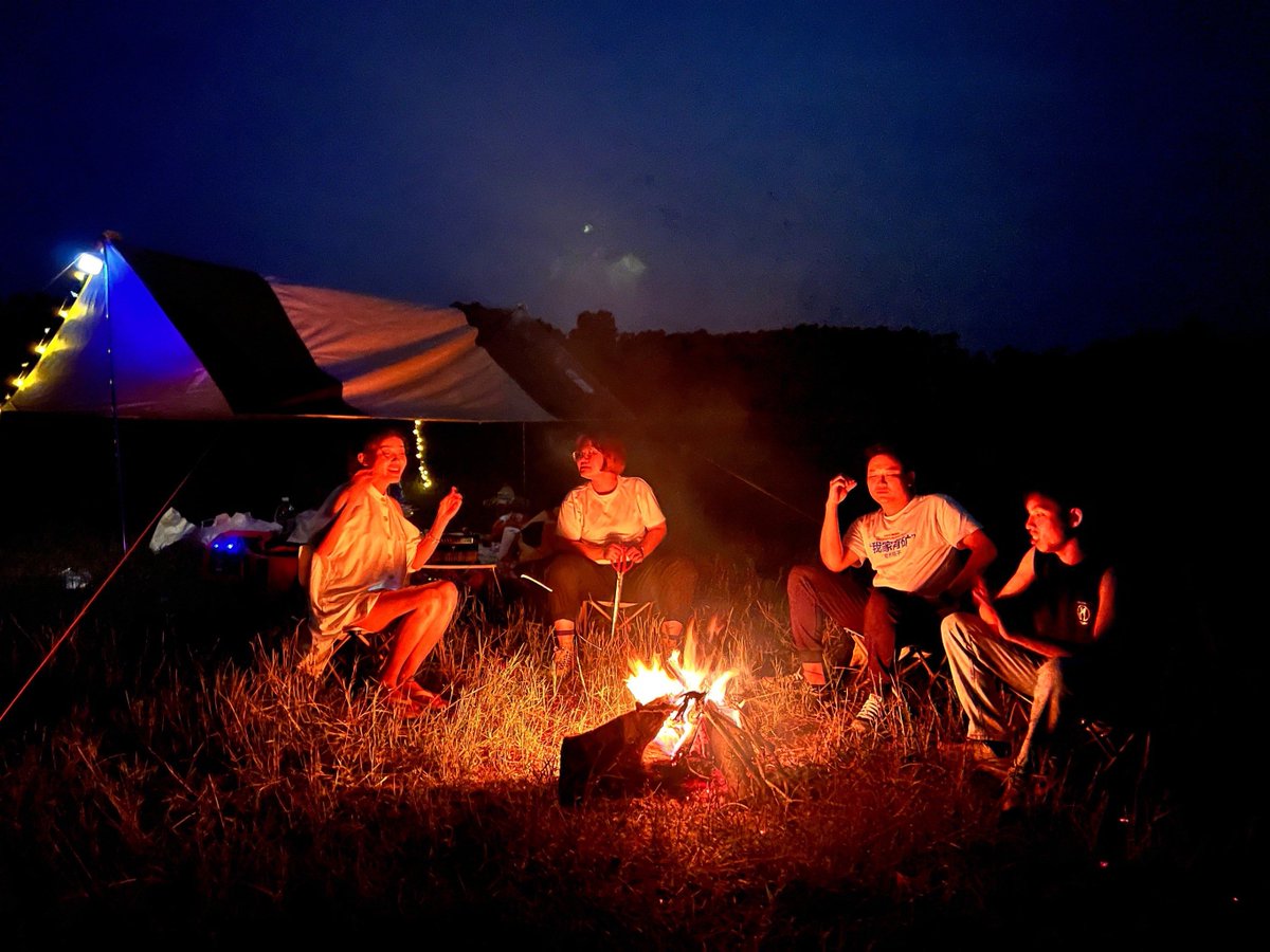 danielito773803's tweet photo. Fresh air, warm marshmallows and endless starry skies with my favorite crew – that’s the perfect weekend reset. ， https://t.co/j2KYGPM30q