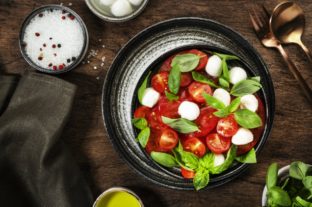 sslsslslss's tweet photo. Just grabbed fresh basil, ripe tomatoes and creamy mozzarella—ready to whip up a classic Caprese salad for tonight’s meal! https://t.co/09K3HKYd7k