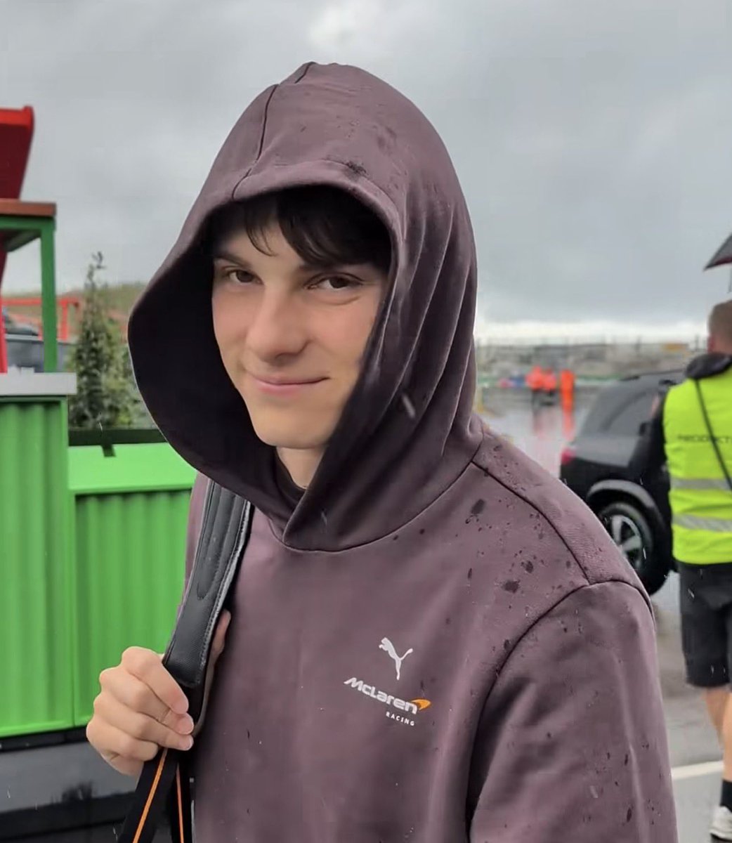 op81hs's tweet photo. oscar in a hoodie>>>>>> https://t.co/xWGBvKf7u9