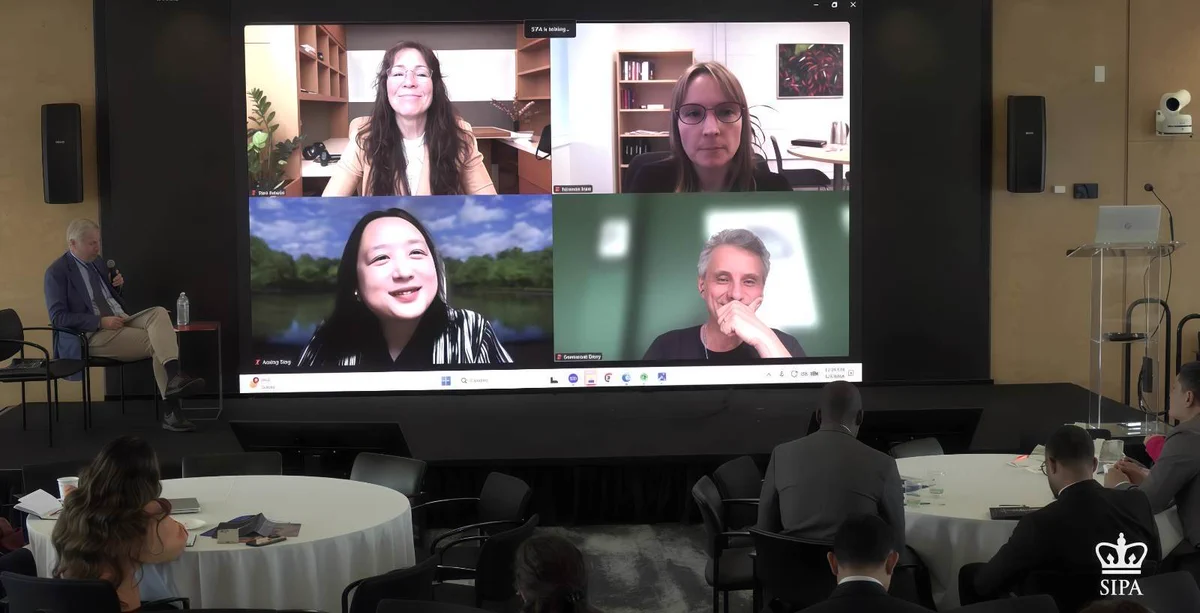 Audrey Tang (onscreen, bottom left) takes part in a discussion on The Geopolitics of AI moderated by Jean-Marie Guehenno (onstage, seated left) of Columbia University’s School of International and Public Affairs with co-panelists Melanie Hart (onscreen, top right) of Atlantic Council, Kori Schake (onscreen, top left) of American Enterprise Institute and Emmanuel Bacry (onscreen, bottom right) of French Health Data Hub at Kent Global Leadership Program on Conflict Resolution. Tang is Taiwan’s cyber ambassador, first digital minister, architect of the Taiwan Model for digital diplomacy and 2025 Right Livelihood laureate.