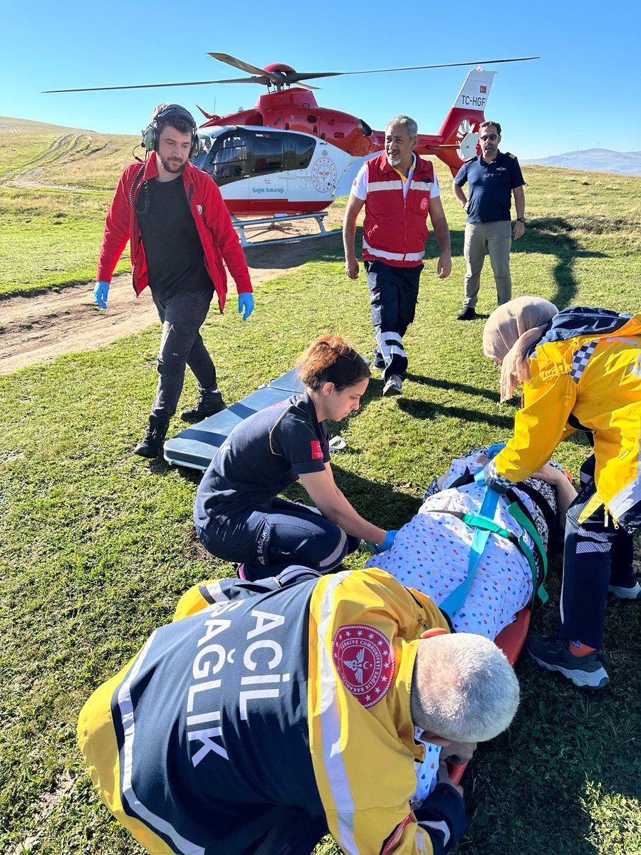 drmemisoglu's tweet photo. Trabzon Çaykara’nın Eğrisu Yaylası’nda düşme sonucu yaralanan 78 yaşındaki kadın hastamız, helikopter ambulansımızla alınarak Kanuni Eğitim ve Araştırma Hastanesi’ne ulaştırıldı.

Hastamıza acil şifalar diliyor, fedakâr sağlık ekiplerimize gönülden teşekkür ediyorum.

En zor şartlarda, en kritik anlarda; insan, önce insan. 🇹🇷
