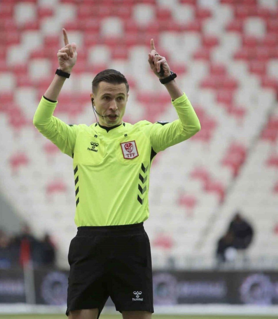 19lonelywolf03's tweet photo. Adnan Deniz Kayatepe Beşiktaş taraftarının ne saçma sapan hakem kararlarına ne de hak yenilmesine tahammülü kalmamıştır bu maçta adil bir yönetim bekliyoruz senden.. ne bizim ne de rakibin hakkını yemeden ADIL yönet maçı https://t.co/Tc6osd8iar