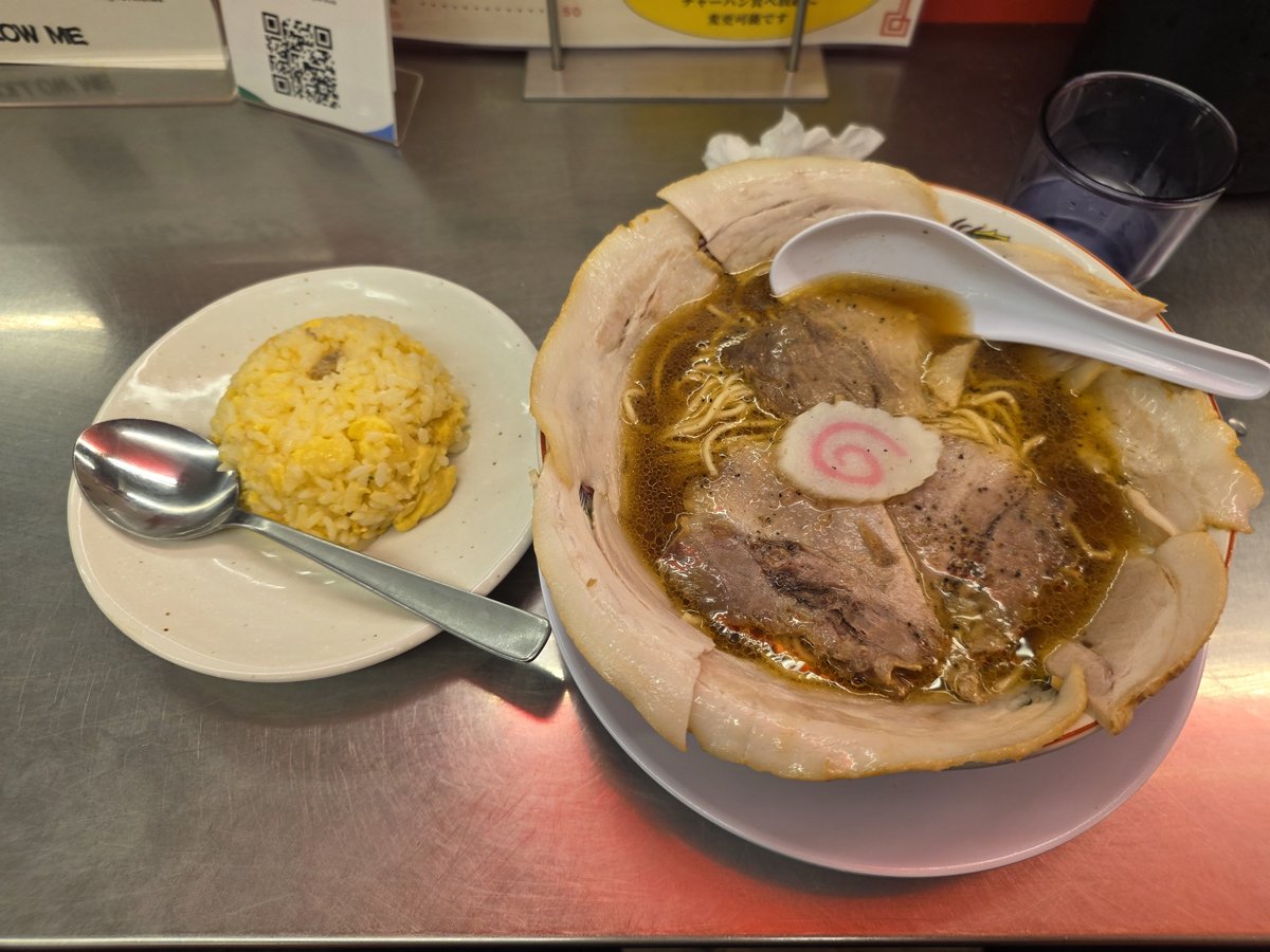 tukimizuki's tweet photo. 醤油だけどちょっと独特の風味
好きな味
チャーハンは薄味すぎるかなぁ?
味変前提ぽいけど、それも酸味系2種

ニンニク醤油系のガッツリ味変かもう少しチャーハンに旨味がほしいところ
唐揚げはカリカリで大きい https://t.co/9HzoaISeFv
