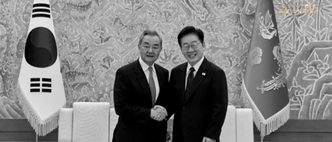 CryptoMaster_70's tweet photo. 韓股可能到頭了…

🚨重磅消息：確定投向中國‼️
南韓總統🇰🇷李在明準備與中國建立「戰略合作伙伴關係」‼️
前一日酸了川普總統，19號接見中國外交部長王毅。￼

8月19日韓國外長趙顯與王毅會談時，韓方直接表示要推動「中韓戰略合作夥伴關係向更高層次發展」；8月20日王毅與韓國國安室長魏聖洛的戰略對話，也談到政治、經貿、安全等領域的戰略合作。￼