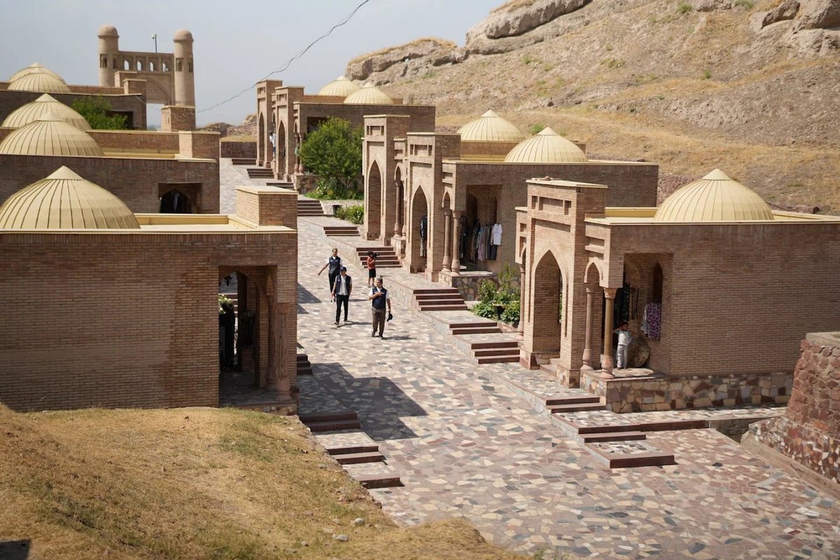 Tika_Tajikistan's tweet photo. Сафирони рушд дар шаҳри Ҳисор пайроҳаҳои таърихро варақ заданд. 🧭

Онҳо аз ёдгориҳои таърихию фарҳангии шаҳр боздид намуда, бо гузаштаи бойи 🇹🇯 аз наздик шинос шуданд, ҳамчунин бо аспдавонӣ фарҳанги суннатии ин диёрро эҳсос карданд. 🐎 https://t.co/K0zR3t2Z35
