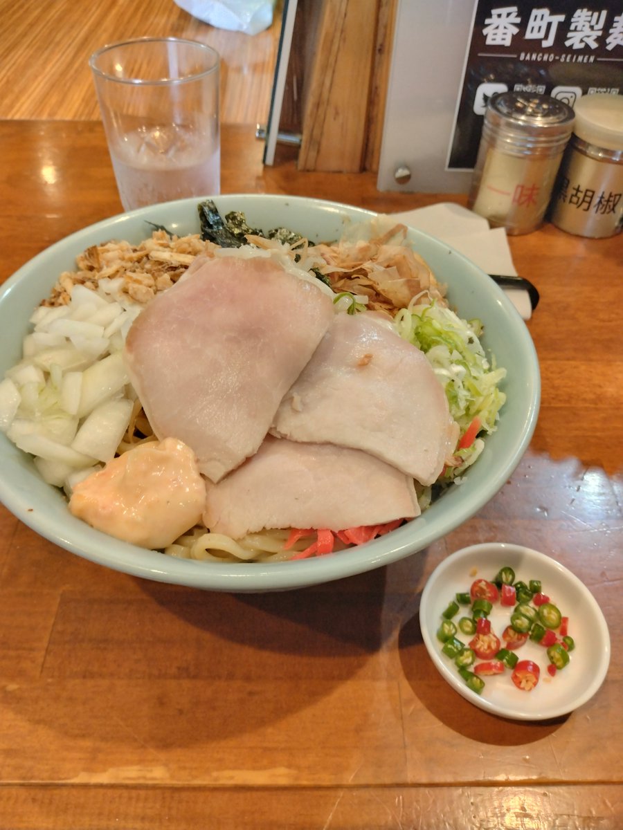hdbiker_jp's tweet photo. お昼は番町製麺。冷やし汁無し+青唐辛子。麺増しがちょうどよい感じ。平打ち麺の香りが良いところへ、噛んだ青唐辛子の鮮烈な辛味がたまらんですわ。 https://t.co/3HJwDwU0Ku