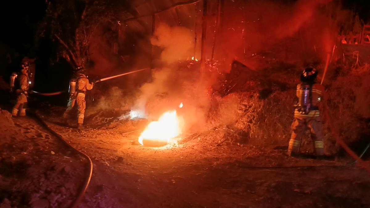 ECU911Austro's tweet photo. 📍#Cuenca | 🚨 La noche de este jueves 20 de agosto de 2026, desde el #ECU911 coordinamos con @Bomberos_Cuenca, @Salud_Ec y #DMGR la atención a un incendio estructural en el sector La Confianza, parroquia Cumbe.
El fuego en la edificación (taller automotriz) fue controlado y liquidado. No se registraron personas heridas ni fallecidas, pero sí, la destrucción total de la construcción de madera.
📸 cortesía Bomberos.
#LíneaÚnicaParaEmergencias 9-1-1