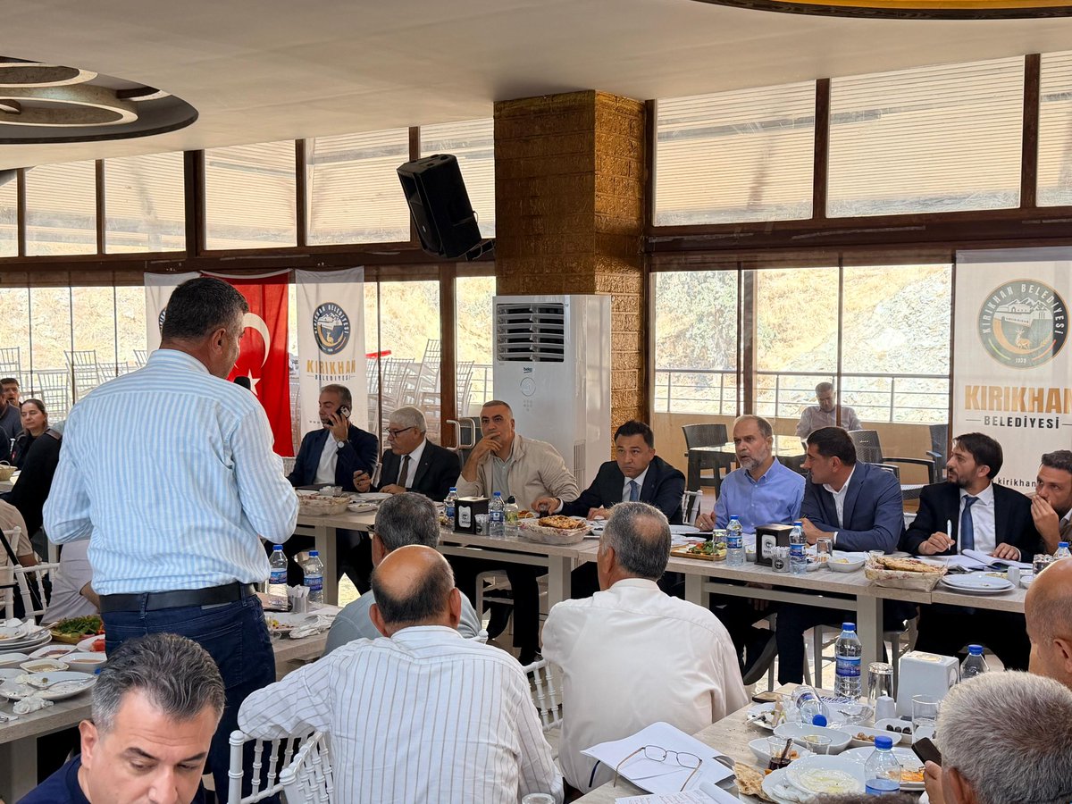 AbdulkadirOzl's tweet photo. MHP Hatay Milletvekilimiz Sayın Lütfi Kaşıkçı, Kaymakamımız Sayın Yusuf Cankatar, Belediye Başkanımız Sayın Ömer Erdal Çelik, İlçe Başkanımız Sayın Eyüp Denizoğlu, MHP İlçe Başkanımız Sayın Mehmet Çiftçiler ile hemşerilerimize hizmet yolunda birlikte gayret gösterdiğimiz Kırıkhan ilçemizin mahalle muhtarlarıyla bir araya geldik.

Muhtarlarımızın sahadaki güncel sorunlarını, taleplerini ve çözüm önerilerini tüm yönleriyle değerlendirdik. Kırıkhan’ımızın her mahallesine hizmet götürmek, hemşerilerimizin taleplerine çözüm üretmek ve şehrimizi daha güzel yarınlara taşımak için el birliği ve gönül birliği içerisinde çalışmaya devam edeceğiz.

Toplantının düzenlenmesindeki katkıları için Kaymakamımız Sayın Yusuf Cankatar, nazik ev sahipliği için Belediye Başkanımız Sayın Ömer Erdal Çelik’e teşekkür ediyorum.

Birlikte çalışıyor, birlikte çözüyor; Kırıkhan’ımız için durmadan yola devam ediyoruz!