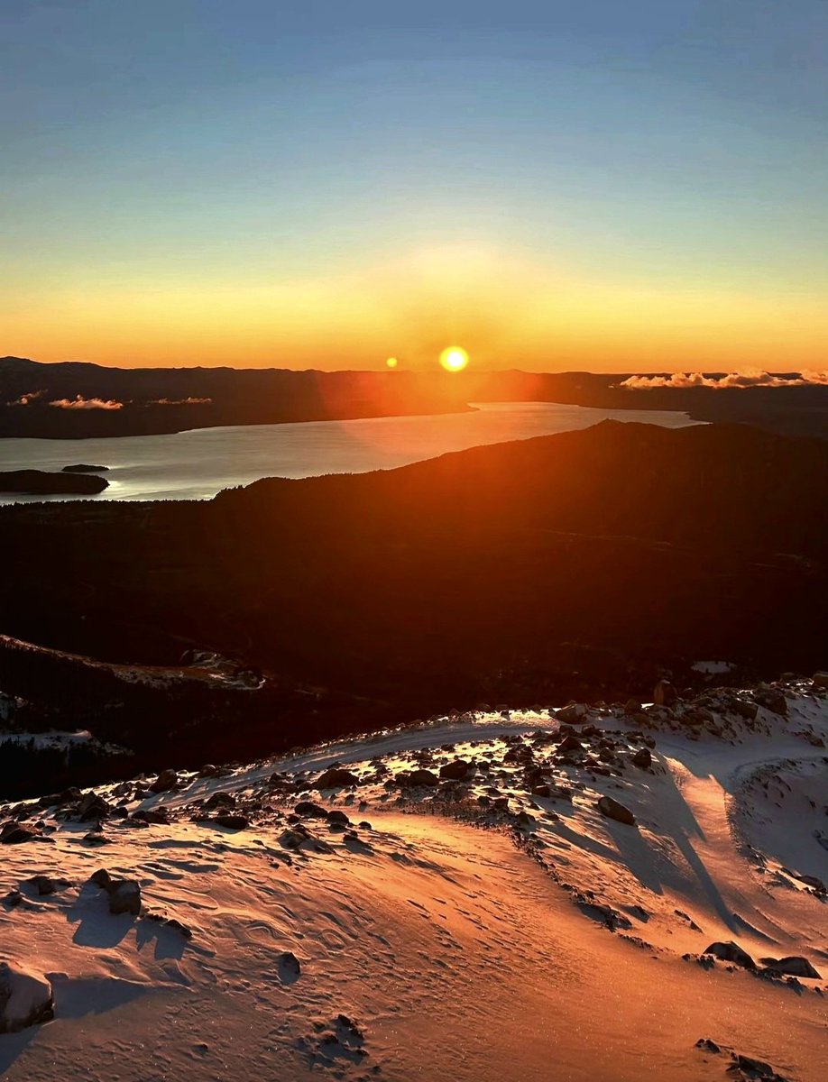lfsur's tweet photo. ¡Buen día! ¡Un amanecer que emociona!
Cerro Catedral. Bariloche
Patagonia 🇦🇷🧉❄️☀️ https://t.co/iP7kqQcsO7