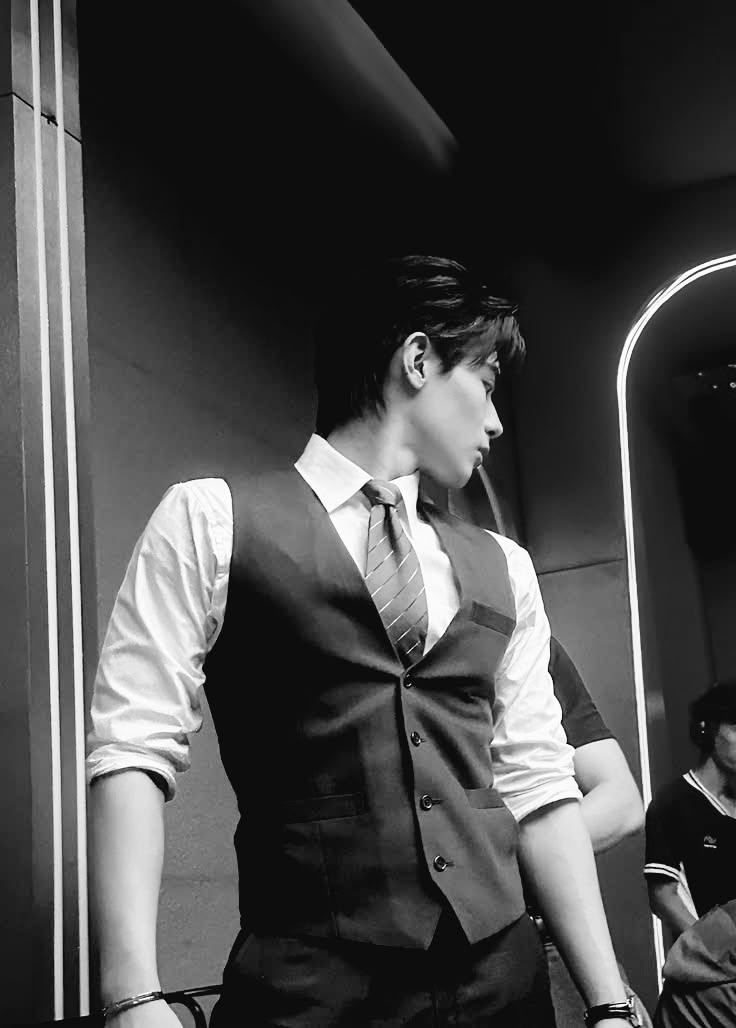 abeelasb's tweet photo. Toptap tau gak ya kalau kita bilang dia gede banget atau big guy itu sebenernya pujian. Fansmu ini pecinta cowok spek manhwa semuaaa. Sukanya sama yang gede-gede🫠

#TOPTAPJarukit https://t.co/SObKWWmN6C