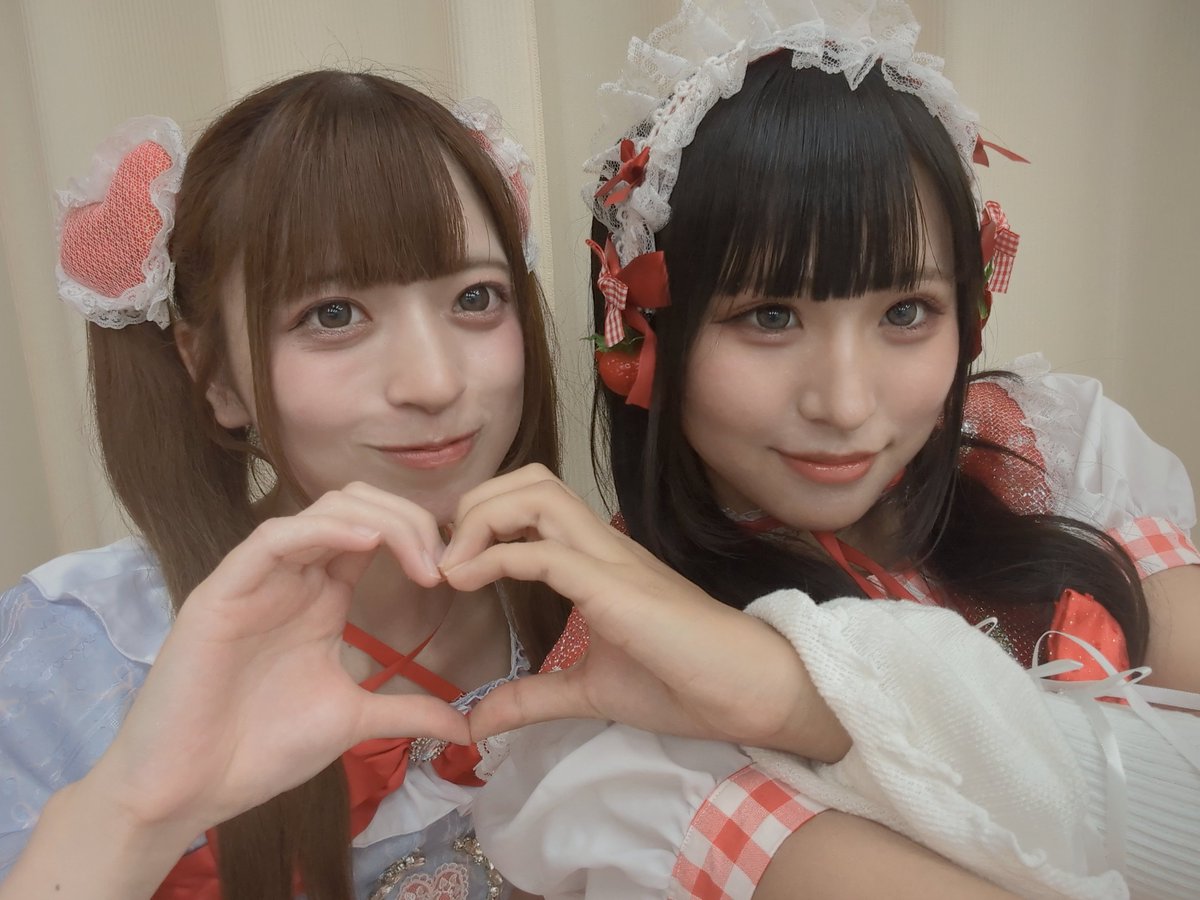 attimo_rena's tweet photo. てかこの前りいさんとお写真撮っていただいたの！
めっちゃ可愛くて大好きなのに可愛すぎて話しかけれない😭💕
同じ赤色担当なのがガチ嬉しい！ https://t.co/a5jv1D1ojq