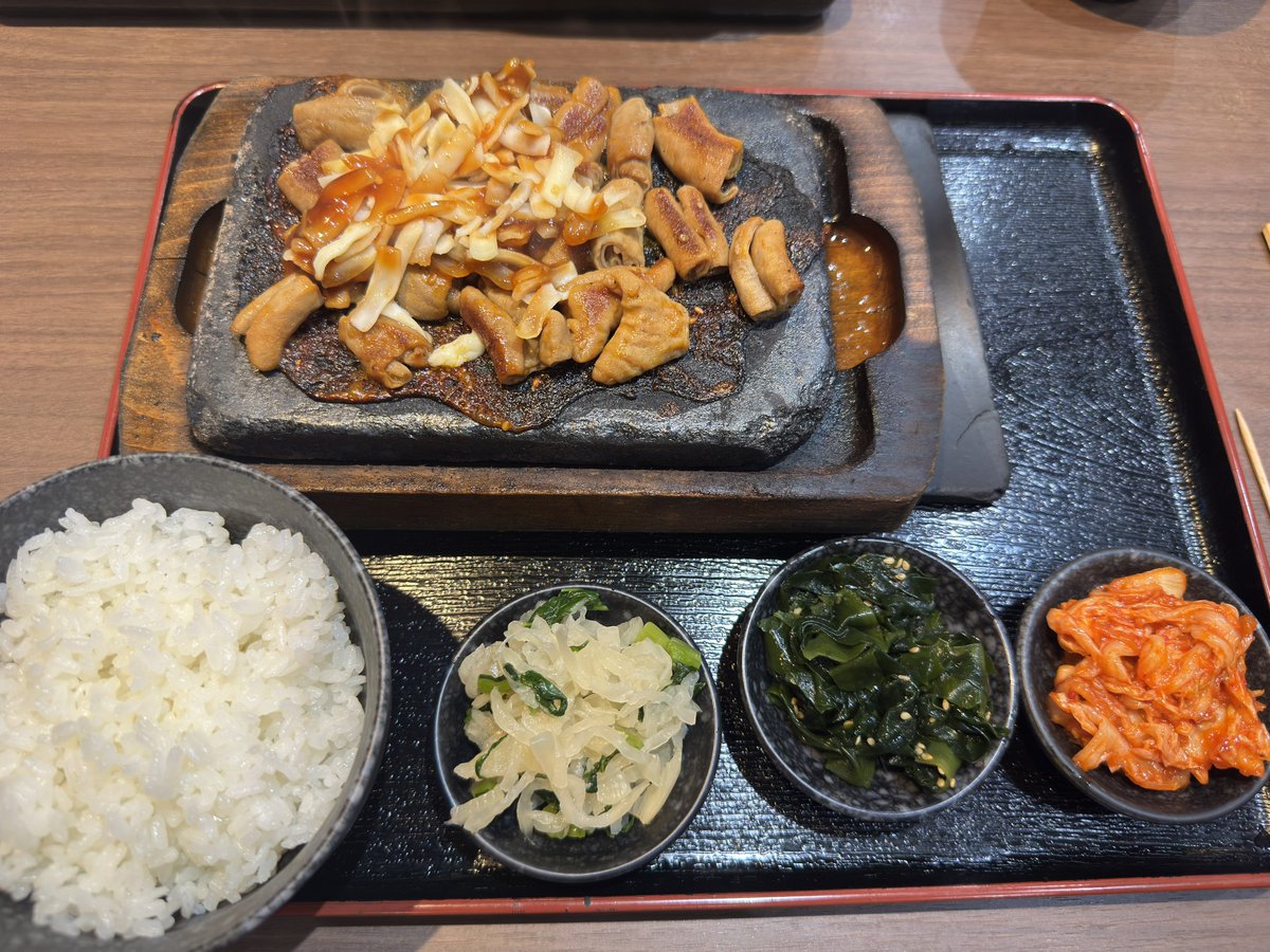 shiroi_miso's tweet photo. ホルモン定食880円
肉以外全部食べ放題
コスパよすぎ〜米5杯食べた🍚 https://t.co/6O6Dp2jhWa