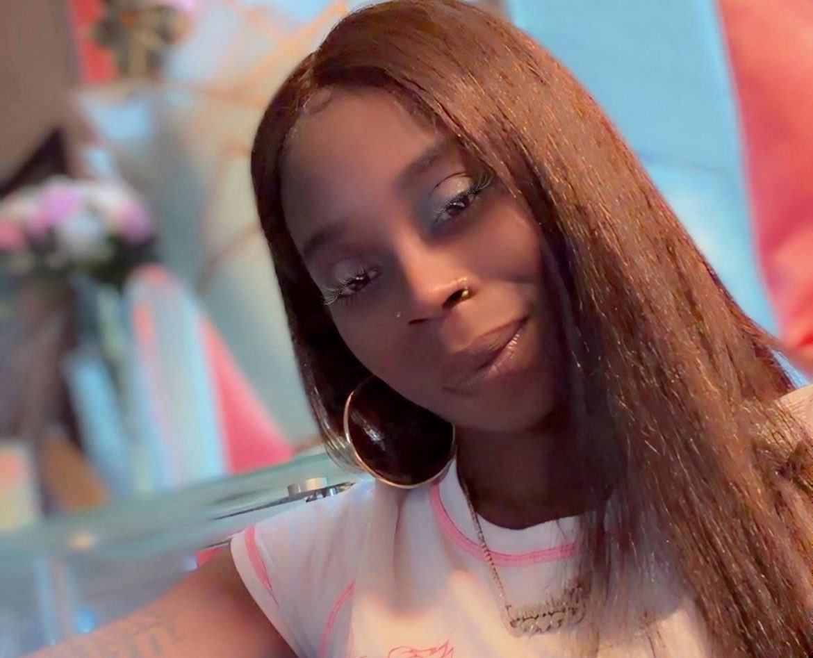 zellieimani's tweet photo. On Tuesday in NYC, a man repeatedly stabbed a woman in her head and body in front her child after she continually turned down his sexual advances. 

Police have not arrested him because they have not yet established probably cause. 
RIP Shakeema Davis https://t.co/ETE0199WpS