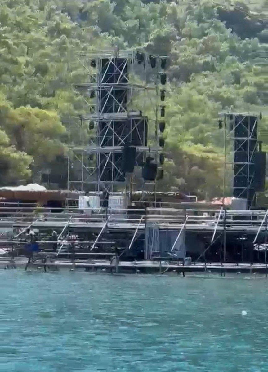YusufYavuz3's tweet photo. Sahile barikat kurmak yetmedi, şimdi de denizin içine dev sahne kurdular. 

Antalya’da milli park sınırlarındaki Büyükçaltıcak Orman Parkında DJ performansı için denizin içinde dev sahne kuruldu. Konu tepki çekince Antalya Valiliği kaçak sahnenin kaldırılmasını istedi.⬇️ https://t.co/7q7ncNDzjo