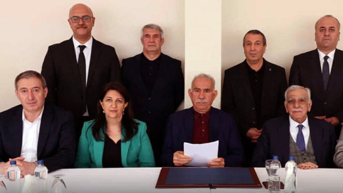 aslanferit21's tweet photo. ÖCALAN; İLK GELEN GRUP 300 KİŞİ OLABİLİR

İmralı’da DEM Parti heyeti ile görüşen Abdullah Öcalan;

-Üst yönetim ve benzer arkadaşlar için süre uzamamalıdır. 3 yıl olabilir, 5 yıl sürebilir, belki de müzakere ederek hiç gelmeyebilirler de. Bunlar uluslararası düzeyde aranan ve hedef olan kişilerdir. Korunmaları şarttır. 

-İlk gelecek grubu oluştururken birlikte tartışacağız. 300 kişilik grup olabilir. Bunların üçte biri Avrupa, üçte biri cezaevi, üçte biri de Kandil gibi olur. Bizim çalışmamız önemlidir. Hızlı çalışma yürütülürse süre 1 yıla 6 aya da inebilir.