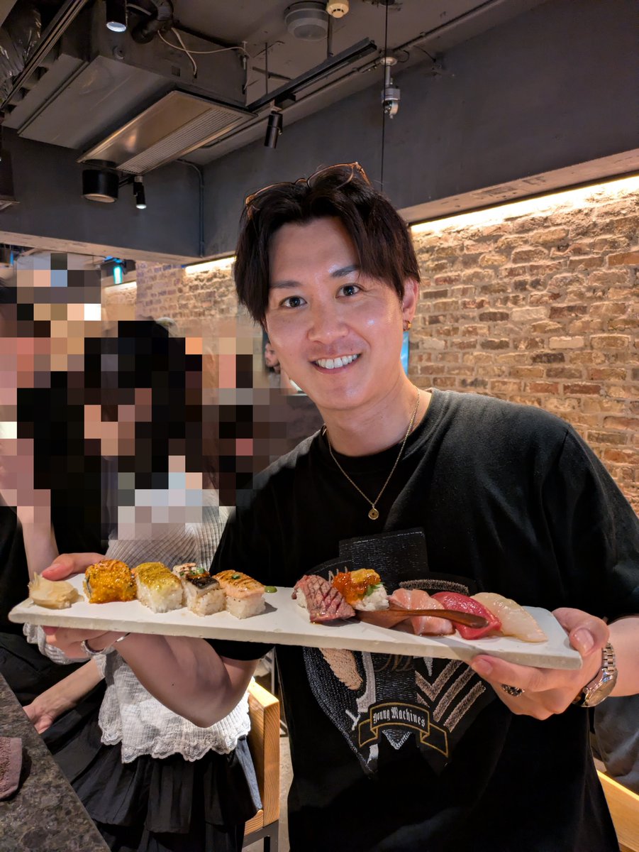 syuuutoku's tweet photo. 36歳児のテーマは
「老化に抗え」でございます。

人生は所詮、死ぬまでの暇つぶし。
その暇つぶしに挑戦や決断、経験
好きな事、趣味に没頭したり
時には苦労、挫折、高い壁etc. 
その瞬間瞬間を楽しみます。

今日は寿司で優勝や。
皆様いつもありがとうございます！ https://t.co/XUk53ogbAA