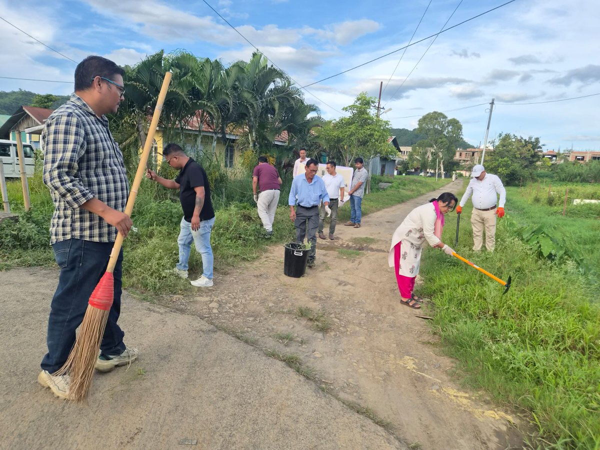 KChurachandpur's tweet photo. ICAR KVK Churachandpur Observes 21st Parthenium Awareness Week to Combat Invasive "Gajar Ghas"
#PartheniumAwarenessWeek #Parthenium #WeedManagement #integratedpartheniummanagement #gajarghas #icarindia #MygovIndia #PressInformationBureau https://t.co/kHAVQPvaUo