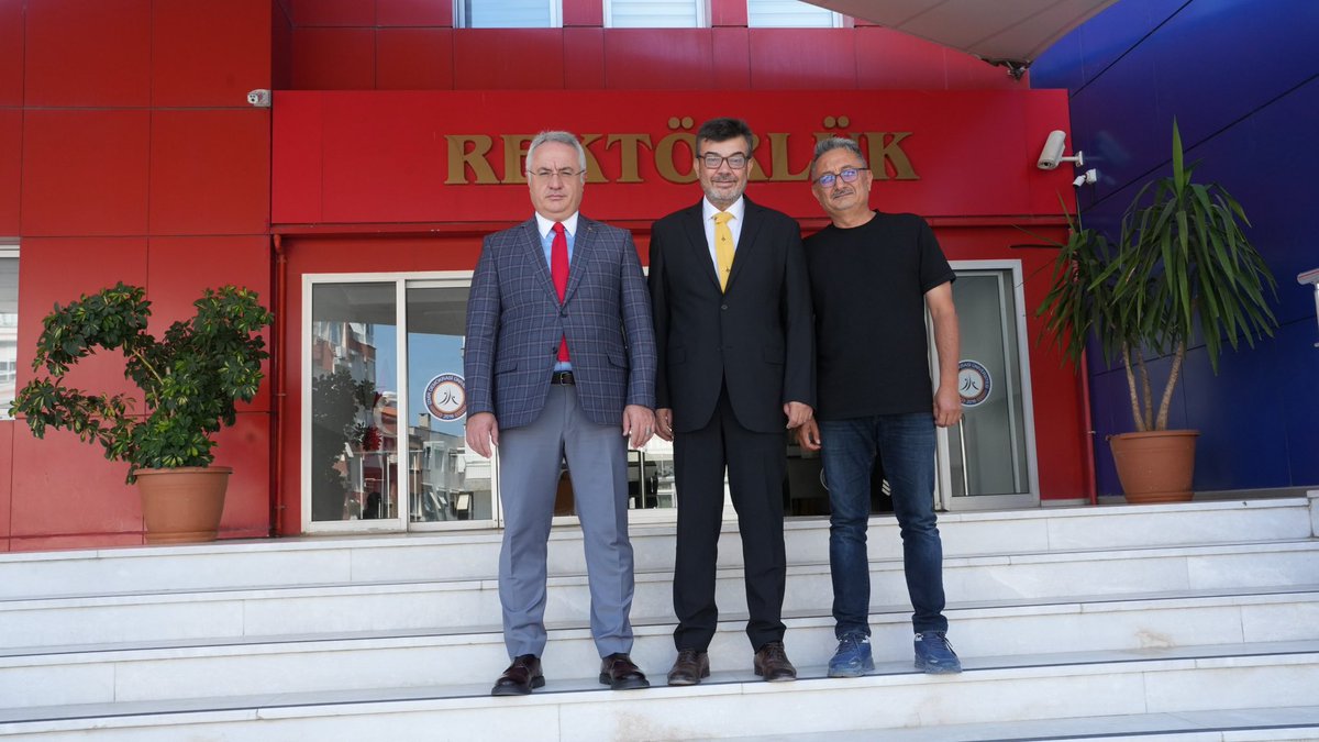 izmirdemokrasi1's tweet photo. İKÇÜ Rektöründen İadeiziyaret

İzmir Katip Çelebi Üniversitesi (İKÇÜ) Rektörü Prof. Dr. Mustafa Balcı, Rektör Prof. Dr. Selim Karahasanoğlu’na iadeiziyarette bulundu.

Ziyaret kapsamında Prof. Dr. Selim Karahasanoğlu editörlüğünü üstlendiği “Diplomasi ve Edebiyat” adlı eseri Rektör Balcı’ya; ziyarette konuk rektöre eşlik eden Marmara Üniversitesi Atatürk Eğitim Fakültesinden Prof. Dr. Muhittin Doğan’a da yine kendisinin editörü olduğu Ceride dergi serisini takdim etti.
#izmirdemokrasiüniversitesi 
@izmkatipcelebi