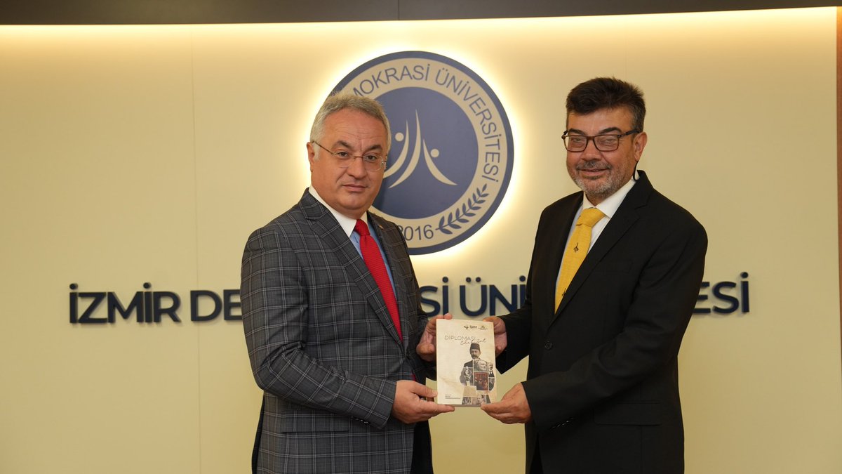 izmirdemokrasi1's tweet photo. İKÇÜ Rektöründen İadeiziyaret

İzmir Katip Çelebi Üniversitesi (İKÇÜ) Rektörü Prof. Dr. Mustafa Balcı, Rektör Prof. Dr. Selim Karahasanoğlu’na iadeiziyarette bulundu.

Ziyaret kapsamında Prof. Dr. Selim Karahasanoğlu editörlüğünü üstlendiği “Diplomasi ve Edebiyat” adlı eseri Rektör Balcı’ya; ziyarette konuk rektöre eşlik eden Marmara Üniversitesi Atatürk Eğitim Fakültesinden Prof. Dr. Muhittin Doğan’a da yine kendisinin editörü olduğu Ceride dergi serisini takdim etti.
#izmirdemokrasiüniversitesi 
@izmkatipcelebi