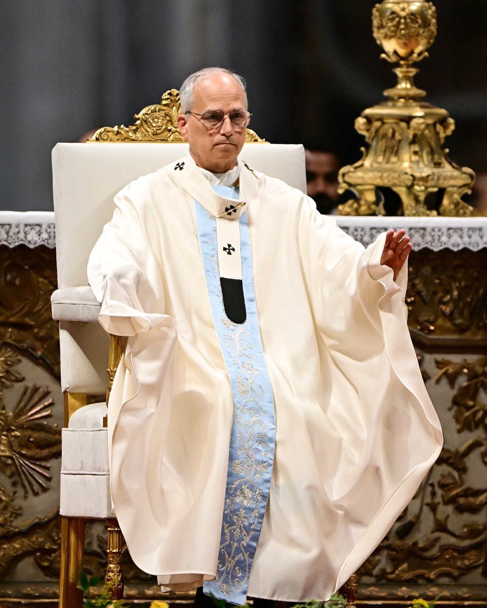 abracetradicao's tweet photo. O Papa Leão XIV recebeu no Vaticano alguns dos exorcistas mais experientes para tratar do crescimento do satanismo no mundo.

Durante a reunião, foi apresentado ao Pontífice um relatório abrangente que alerta para um crescimento considerado alarmante e generalizado de práticas como ocultismo, esoterismo e satanismo em diversas partes do mundo, destacando também o profundo custo espiritual que essas práticas têm causado aos fiéis.

Diante desse cenário, a Associação fez um apelo urgente: que cada diocese católica no mundo esteja equipada com um ou mais exorcistas devidamente treinados, além de reforçar a formação específica para esse ministério. O Papa agradeceu o trabalho, recordou sua proximidade com Gabriele Amorth e reiterou que o exorcismo é um ministério “delicado, mas necessário” dentro da Igreja.