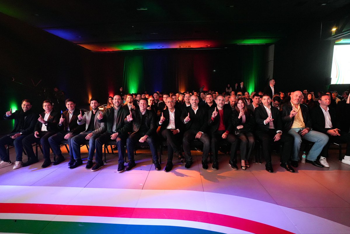 juancbaruja's tweet photo. Anoche acompañamos la presentación del Plan de Gobierno “ASU Puede Cambiar”, presentado por Camilo Pérez en el marco de su candidatura a la Intendencia de Asunción.

El evento contó con la participación del presidente de la República, Santiago Peña, y del presidente de la ANR, Horacio Cartes, además de autoridades nacionales y candidatos a concejales.

Un encuentro que refleja el compromiso y la unidad para seguir trabajando por una capital con más desarrollo y mejores servicios para todos los asuncenos. 

¡Vamos Asunción, Vamos Lista 1! 🚩