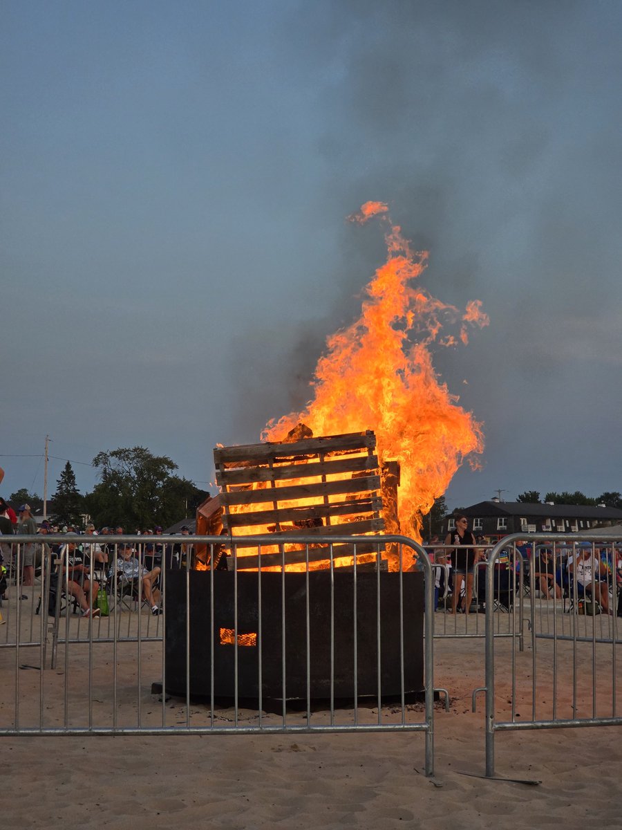 ludington_love's tweet photo. Beach Bonfire 3 was a success! #Ludington #PureMichigan #sunset https://t.co/l7m6IMJ9zW