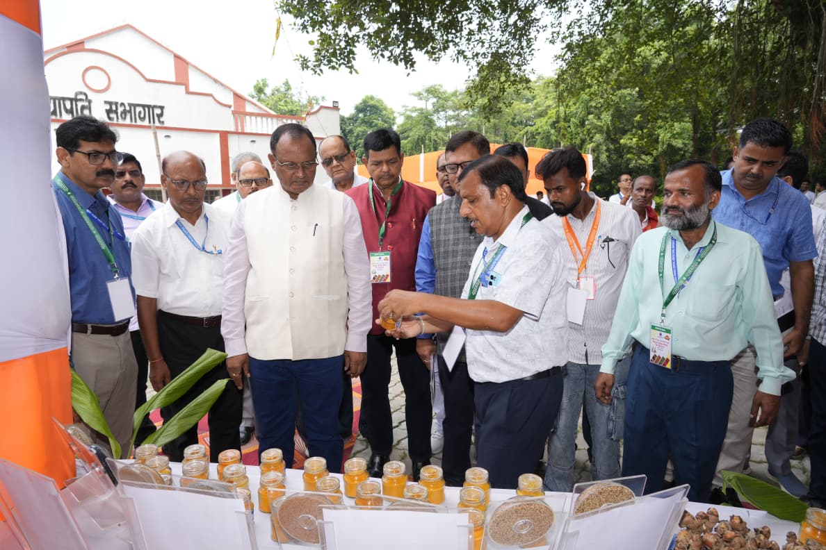 Rpcau_pusa's tweet photo. सम्मेलन का उद्देश्य बिहार में मसाला उत्पादन एवं निर्यात को बढ़ावा देना तथा किसानों, एफपीओ/किसान समूहों, मसाला उद्योग एवं देशभर के निर्यातकों के बीच सीधा संवाद स्थापित कर मसाला मूल्य श्रृंखला को सुदृढ़ करना रहा।  
#rpcau #spicesboard #buyersellermeet #SpiceExporter #viksitbharat https://t.co/IbMX2XcOcW