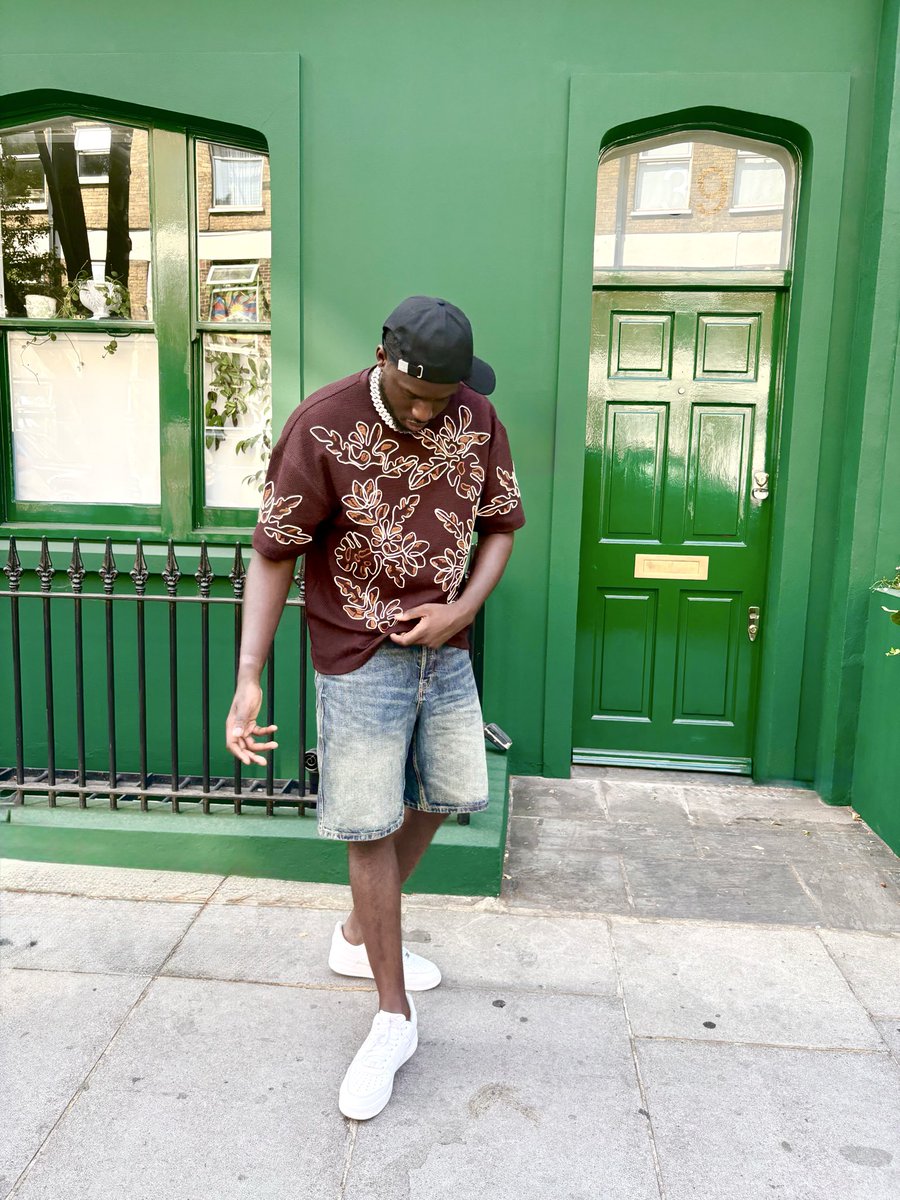 shaynebrownuk's tweet photo. Life lately, sounding better on repeat 🎵 
New music next week! 
It’s all about the consistency 🤞🏿😤 
Styled by @reeroselondon 👕 https://t.co/dxnrtdQLui