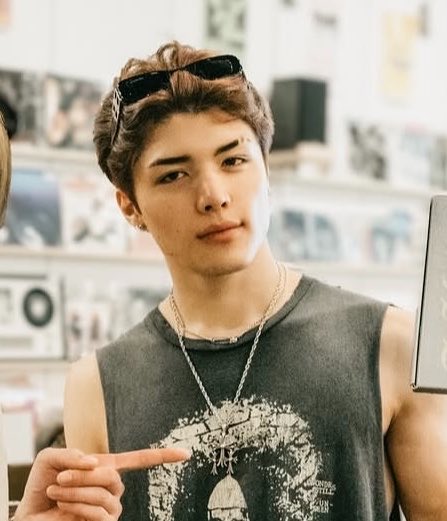 purplejjk14's tweet photo. barefaced maki is so handsome https://t.co/pHPHhwjXhp