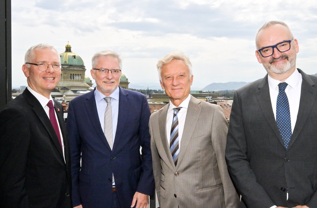 PLinSwitzerland's tweet photo. Chargé d’affaires a.i. RP Marek Prawda spotkał się w Bernie z Sekretarzem Gen. Markusem Seilerem oraz ambasadorami Fabrice’em Filliezem i Olafem Kjelsenem.

Rozmowy dotyczyły współpracy 🇵🇱🤝🇨🇭. Dziękujemy Amb. Filliezowi i życzymy powodzenia Amb. Kjelsenowi w Warszawie!

#MSZ_RP https://t.co/zzXZRg5anV