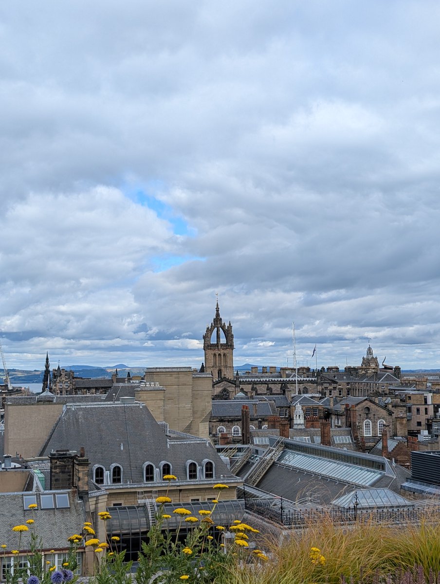 Imas_uni's tweet photo. Guys!!

Ku persembahkan Edinbraaghhhhh dari atassss,, ini foto dari rooftop museum nasional Scotland! https://t.co/MjTeFUr18j