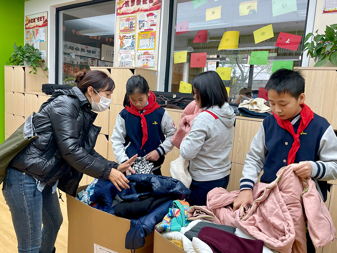 hdpeter3's tweet photo. [Spent the morning sorting warm supplies for kids in the community—small acts make big differences. #VolunteerLife #CommunityLove]， https://t.co/YJQTys29bO