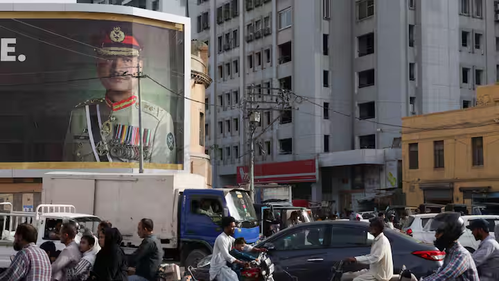 ShaitaanSi48130's tweet photo. Asim Munir now has the power to 'hire, fire and retire'
the dictator tighten the grips on pak regime.
#Endofpakistan https://t.co/hrKKz2UXFm