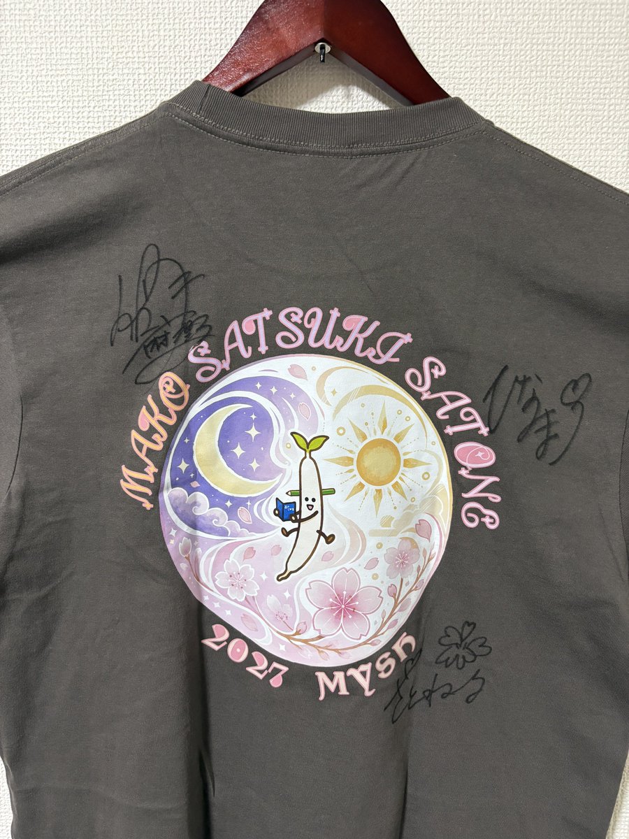 hollyhockDJ's tweet photo. #MYSh チームのTシャツが届きました。 #佐月麻理子 プロ #陽南まこ プロ #桜田さとね プロのサイン入り!MYShチーム応援しています! https://t.co/kpWBRLxfE5